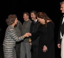 Doña Sofía saluda a la soprano lituana que interpretó el papel de Isolda 